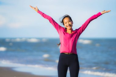 Portre güzel genç asya kadın çalışan veya sağlıklı bir kavram için plaj deniz okyanusunun tropica doğa manzara egzersiz