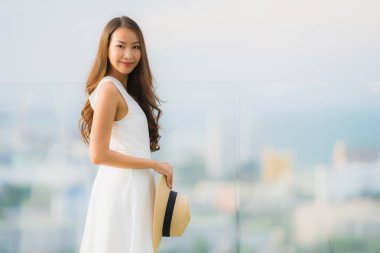 Portre güzel genç asya kadın mutlu gülümseme ve özgürlük kavramı için açık arka plan ile özgür hissediyorum