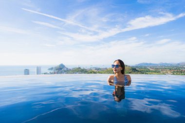 Asyalı genç gülümsemek güzel kadın portre mutlu dinlenmek