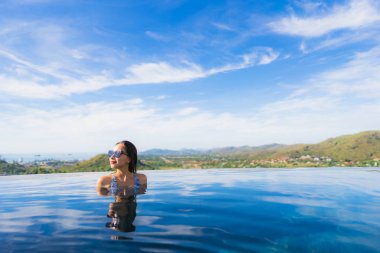 Asyalı genç gülümsemek güzel kadın portre mutlu dinlenmek