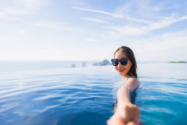 Asyalı genç gülümsemek güzel kadın portre mutlu dinlenmek