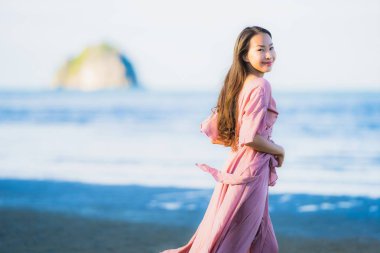 Portre güzel genç asyalı kadın eğlence tatili için tropikal açık doğa plaj denizde mutlu yürüyüş gülümseme