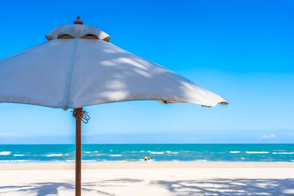 Sombrilla y silla en la playa tropical y mar océano — Foto de Stock