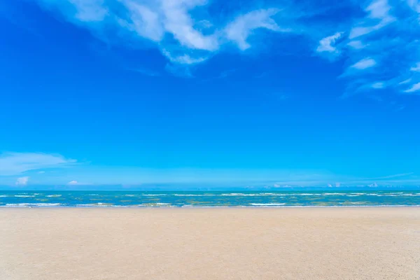 Beautiful tropical nature landscape of beach sea and ocean with — Stock Photo, Image