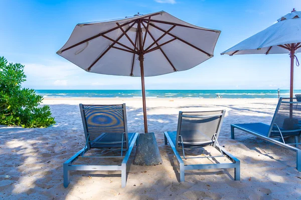 Parapluie et chaise sur la plage tropicale et l'océan — Photo