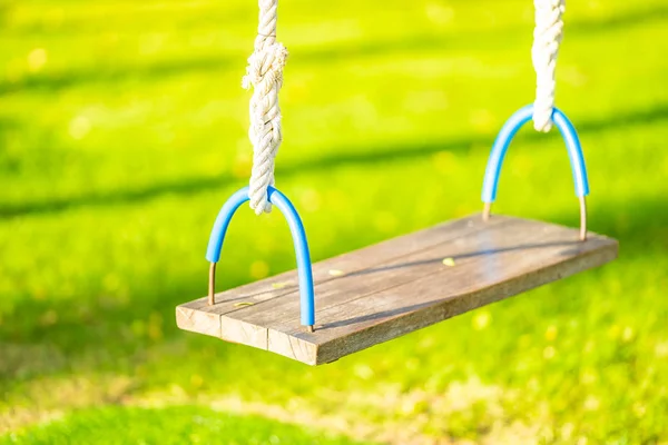 Empty swing in the garden park — Stock Photo, Image