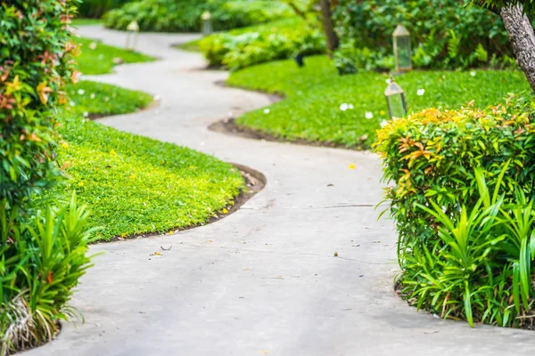 Caminar o correr sendero en el jardín —  Fotos de Stock