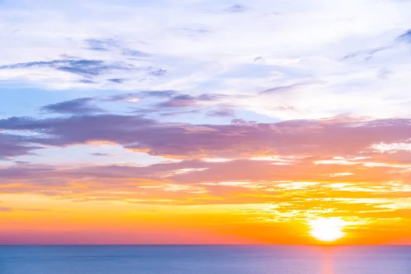 Hermoso paisaje de naturaleza tropical al aire libre de mar océano en sunr — Foto de Stock