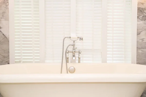 Leere weiße Badewanne Dekoration Innenraum — Stockfoto