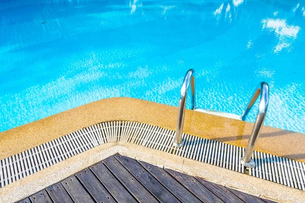 Красивый открытый бассейн в отеле и курорте — стоковое фото