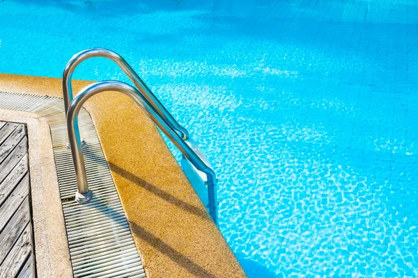 Bela piscina exterior em hotel e resort — Fotografia de Stock
