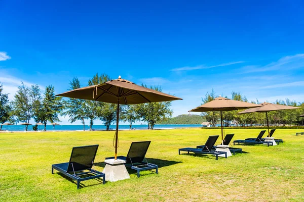 Ombrellone Sedia Sull Erba Verde Quasi Mare Spiaggia Oceano Vacanze — Foto Stock