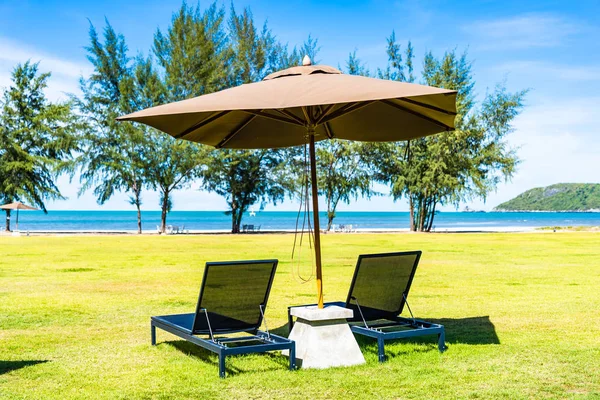 Umbrella Chair Green Grass Nearly Sea Beach Ocean Leisure Vacation — Stock Photo, Image