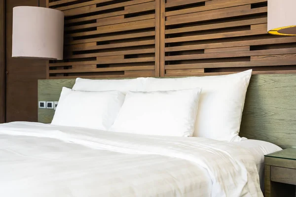Красива Розкішна Зручна Подушка Ліжку Світлою Лампою Меблів Інтер Спальні — стокове фото