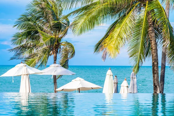 Schöne Natur Freien Mit Sonnenschirm Und Kokospalme Rund Das Schwimmbad — Stockfoto