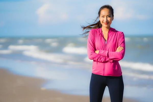 Porträtt Vacker Ung Asiatisk Kvinna Kör Eller Motion Tropica Naturlandskap — Stockfoto