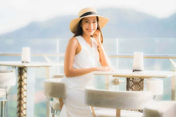 Portret Piękny Młody Asian Kobieta Siedzący Restauracja Uśmiech Szczęśliwy — Zdjęcie stockowe