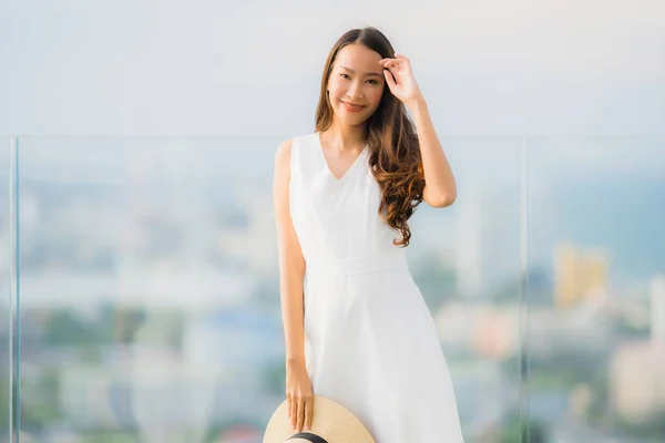 Retrato Hermosa Joven Asiática Mujer Sonrisa Feliz Sentirse Libre Con — Foto de Stock