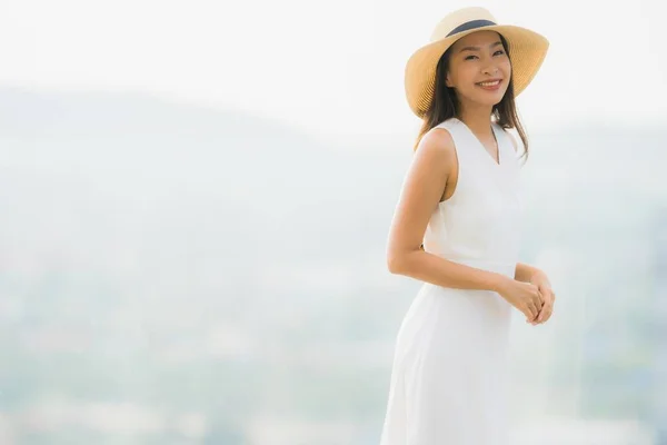 Portrét Krásné Mladé Asijské Ženy Šťastně Usmívá Cítí Svobodný Venkovním — Stock fotografie