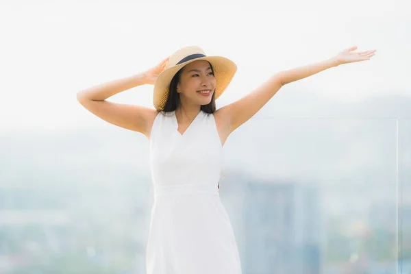 Πορτρέτο Όμορφη Νεαρή Ασιατική Γυναίκα Χαμόγελο Ευτυχισμένο Και Αισθάνονται Ελεύθεροι — Φωτογραφία Αρχείου