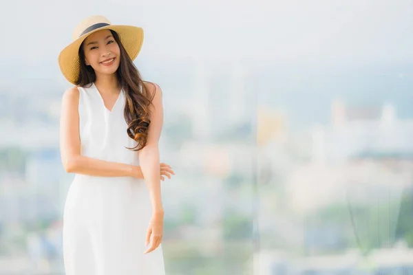 肖像画美しい若いアジアの女性は幸せに笑顔と自由の概念のための屋外の背景で自由に感じます — ストック写真