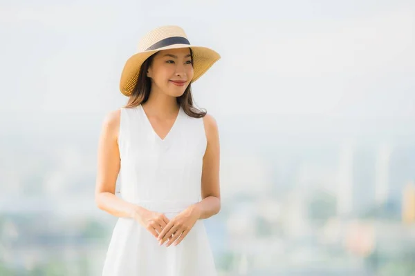 肖像画美しい若いアジアの女性は幸せに笑顔と自由の概念のための屋外の背景で自由に感じます — ストック写真