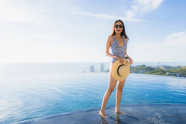 Portrait Belle Jeune Femme Asiatique Sourire Heureux Détendre Autour Piscine — Photo