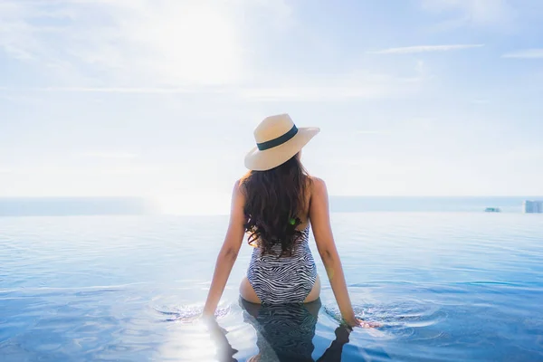 Portret Frumos Tânără Asiatică Zâmbet Fericit Relaxați Jurul Piscinei Stațiunea — Fotografie, imagine de stoc