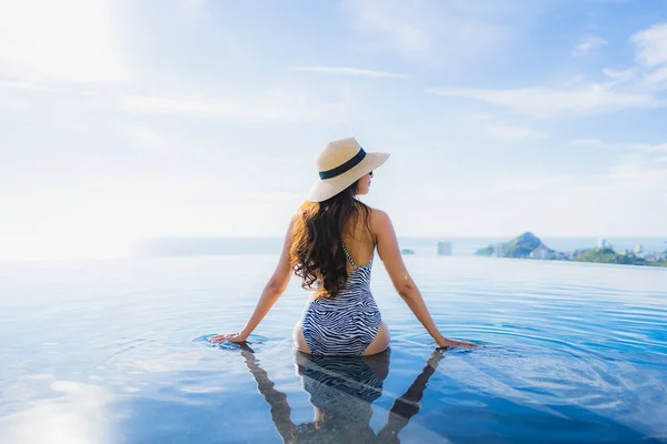 Retrato Hermosa Joven Mujer Asiática Sonrisa Feliz Relajarse Alrededor Piscina — Foto de Stock