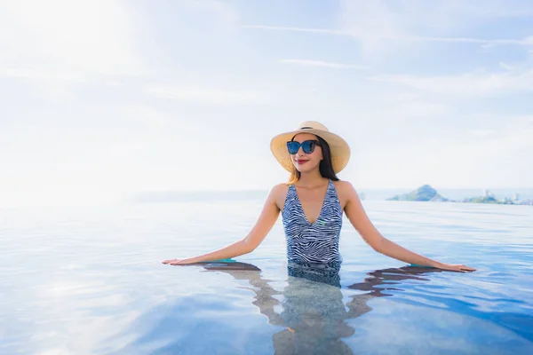 Retrato Bonito Jovem Asiático Mulher Sorriso Feliz Relaxar Torno Piscina — Fotografia de Stock