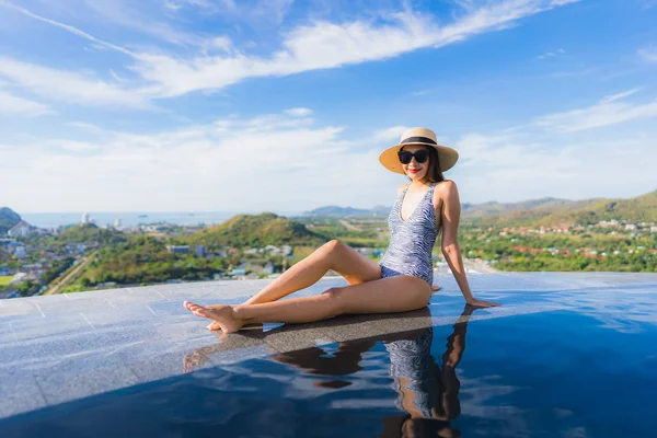 Retrato Hermosa Joven Mujer Asiática Sonrisa Feliz Relajarse Alrededor Piscina — Foto de Stock