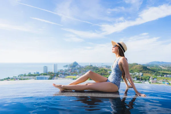 Porträtt Vacker Ung Asiatisk Kvinna Leende Lycklig Slappna Runt Poolen — Stockfoto