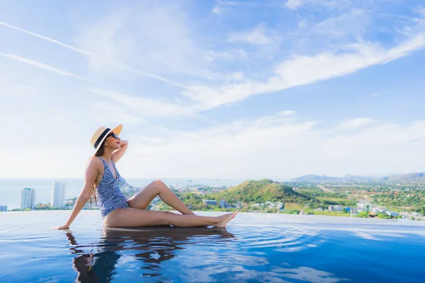 Retrato Hermosa Joven Mujer Asiática Sonrisa Feliz Relajarse Alrededor Piscina — Foto de Stock