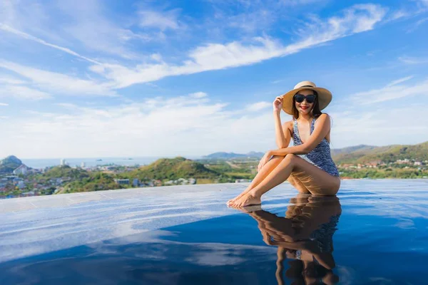 Retrato Hermosa Joven Mujer Asiática Sonrisa Feliz Relajarse Alrededor Piscina — Foto de Stock