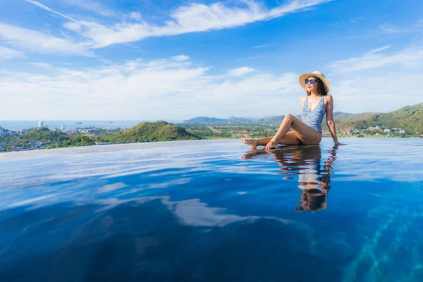 Retrato Hermosa Joven Mujer Asiática Sonrisa Feliz Relajarse Alrededor Piscina — Foto de Stock