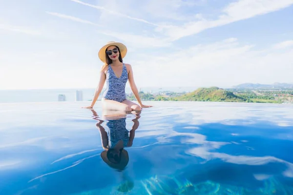 Retrato Bonito Jovem Asiático Mulher Sorriso Feliz Relaxar Torno Piscina — Fotografia de Stock