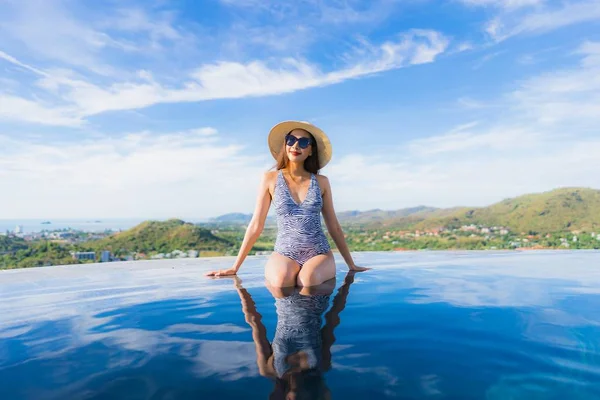 Retrato Hermosa Joven Mujer Asiática Sonrisa Feliz Relajarse Alrededor Piscina — Foto de Stock