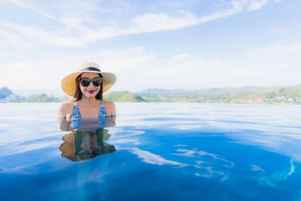 Retrato bonito jovem asiático mulher sorriso feliz relaxar em torno de sw — Fotografia de Stock