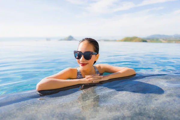 Retrato bonito jovem asiático mulher sorriso feliz relaxar em torno de sw — Fotografia de Stock