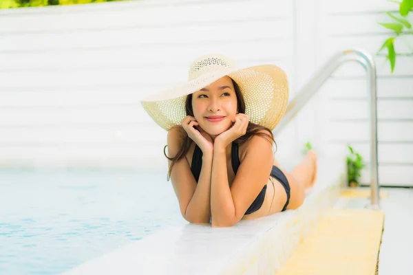 Portrait beautiful young asian woman smile happy relax around sw — Stock Photo, Image