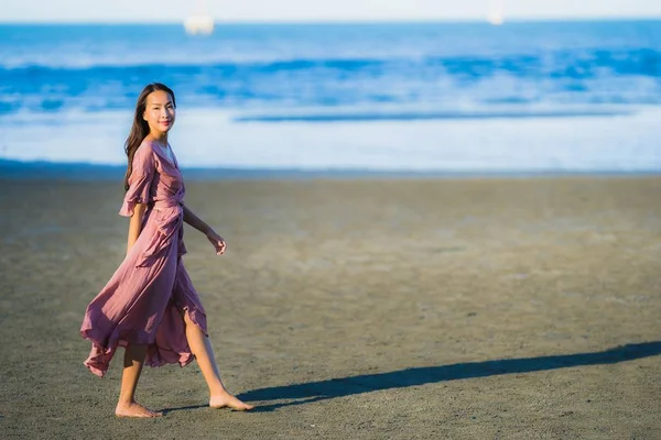 Retrato hermosa joven asiática mujer sonrisa feliz caminar en el tro —  Fotos de Stock