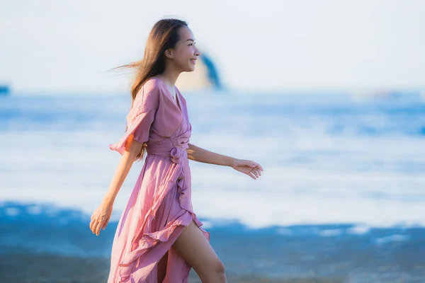 Портрет Красивая Молодая Азиатская Женщина Улыбка Счастливая Прогулка Тропическим Открытый — стоковое фото
