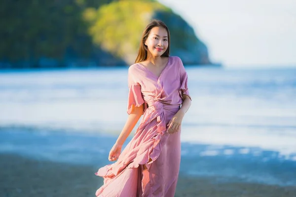 Retrato Hermosa Joven Asiática Mujer Sonrisa Feliz Caminar Tropical Aire —  Fotos de Stock