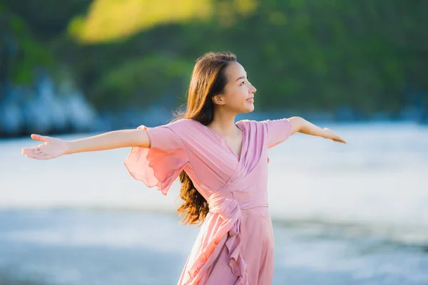 Ritratto Bella Giovane Donna Asiatica Sorriso Felice Passeggiata Sulla Spiaggia — Foto Stock