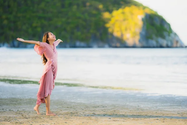 Ritratto Bella Giovane Donna Asiatica Sorriso Felice Passeggiata Sulla Spiaggia — Foto Stock