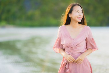 Portre güzel genç asyalı kadın eğlence tatili için tropikal açık doğa plaj denizde mutlu yürüyüş gülümseme