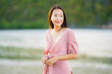 Portre güzel genç asyalı kadın eğlence tatili için tropikal açık doğa plaj denizde mutlu yürüyüş gülümseme