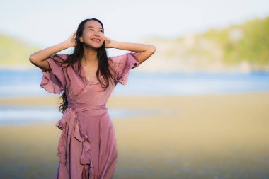 Portre güzel genç asyalı kadın eğlence tatili için tropikal açık doğa plaj denizde mutlu yürüyüş gülümseme