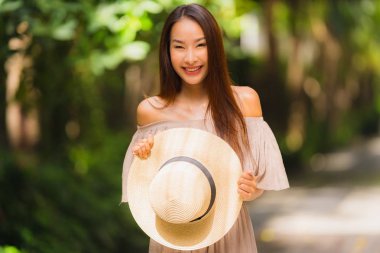 Portre güzel genç asya kadın mutlu gülümseme ve özgürlük kavramı için açık arka plan ile özgür hissediyorum