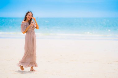 Portre güzel genç asyalı kadın eğlence tatili için tropikal açık doğa plaj denizde mutlu yürüyüş gülümseme